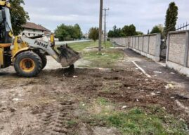 Чишћење простора око гробља у Војки